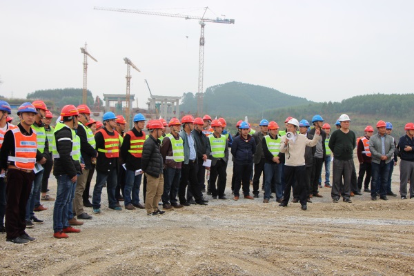 柳南改扩建全线安全管理人员参观特大桥施工现场（修改尺寸）.jpg