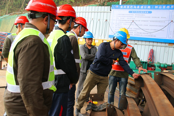 图一：召开进洞前现场会议，检查钢拱架.jpg
