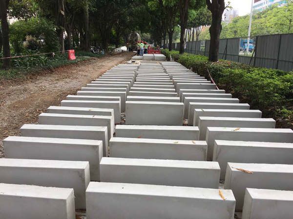 图二：率先成功预制路平石.jpg