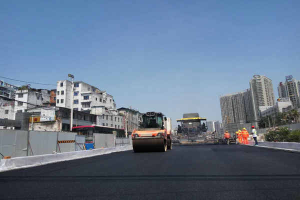 大学路3标率先开展路面沥青铺摊工作.jpg